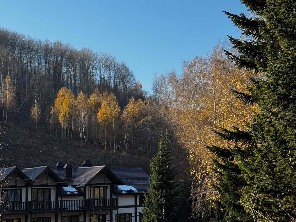 Осень у корпусов курорта